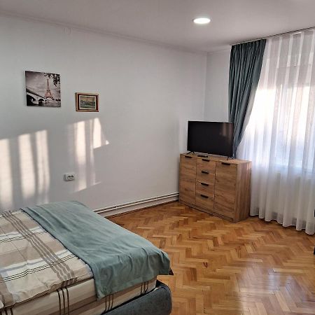 Black Eagle Central Unirii Square, 2 King Size Bedrooms, Free Private Parking Орадя Экстерьер фото