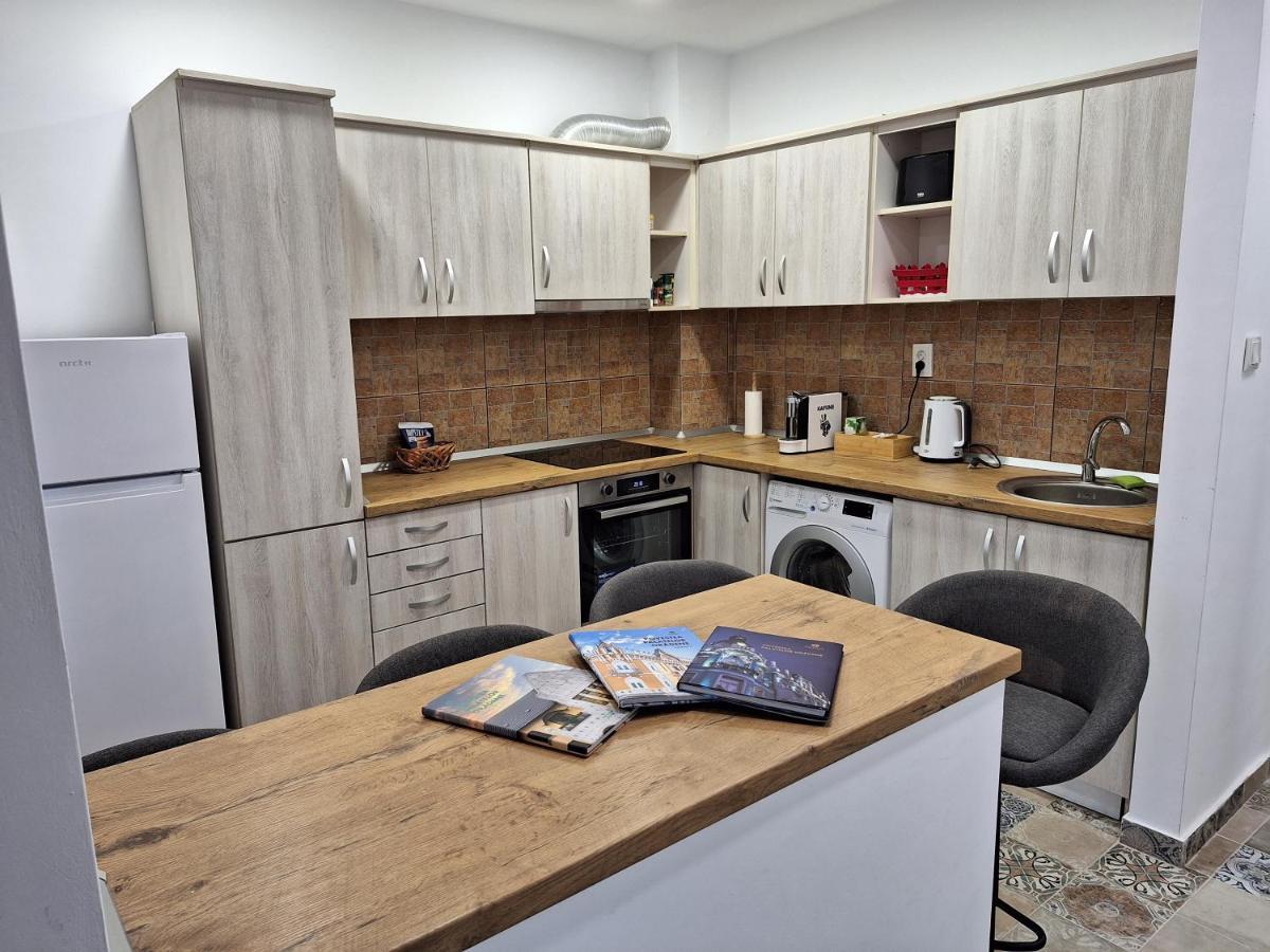 Black Eagle Central Unirii Square, 2 King Size Bedrooms, Free Private Parking Орадя Экстерьер фото