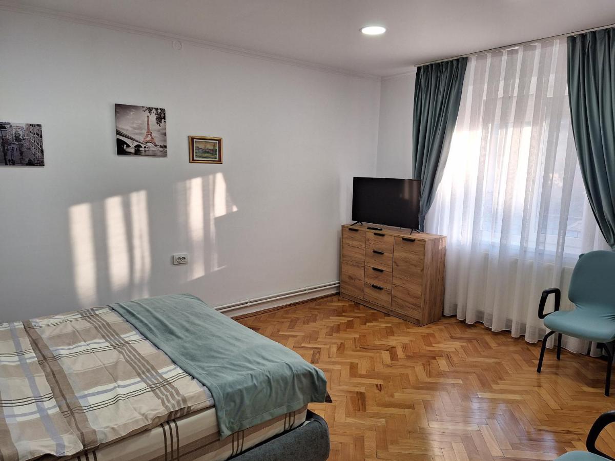 Black Eagle Central Unirii Square, 2 King Size Bedrooms, Free Private Parking Орадя Экстерьер фото