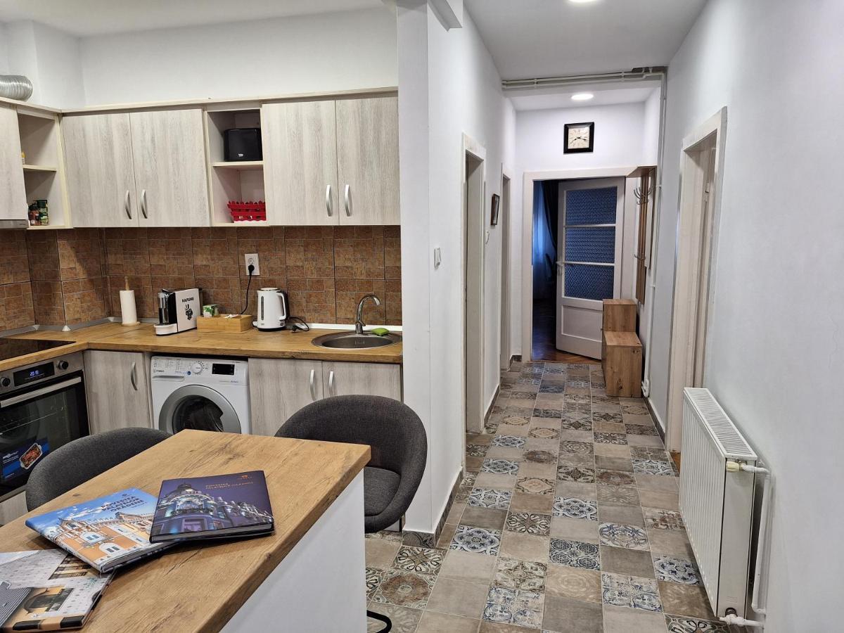 Black Eagle Central Unirii Square, 2 King Size Bedrooms, Free Private Parking Орадя Экстерьер фото