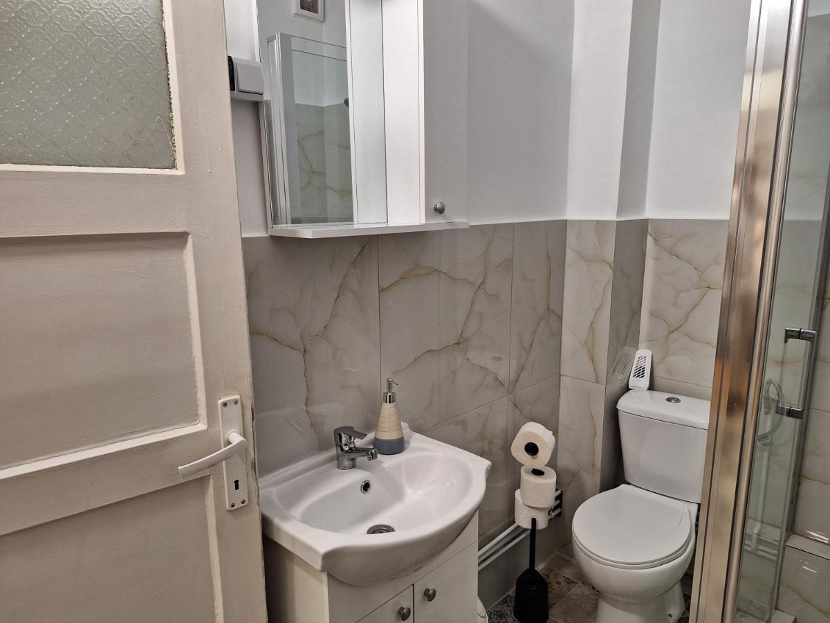 Black Eagle Central Unirii Square, 2 King Size Bedrooms, Free Private Parking Орадя Экстерьер фото