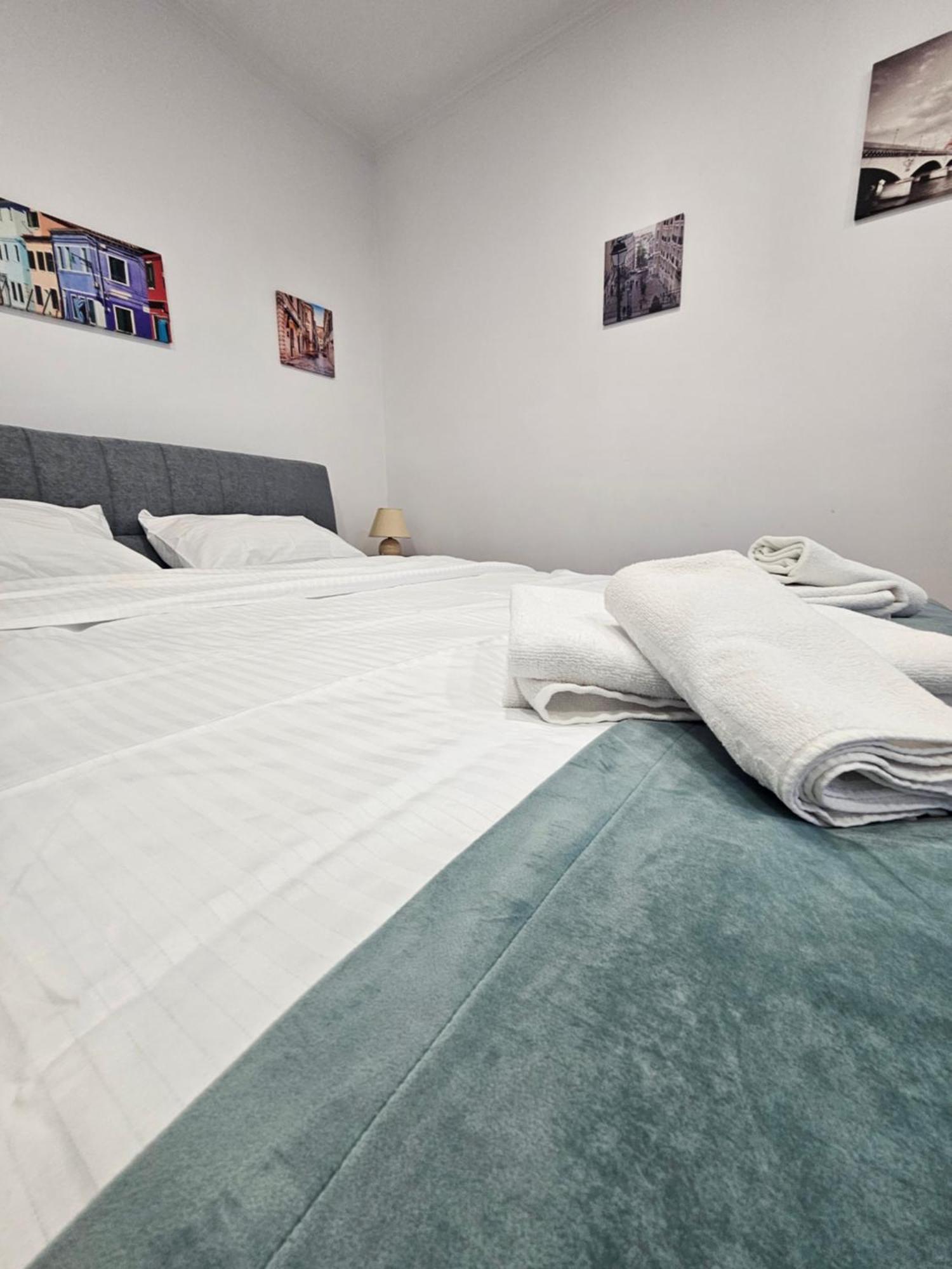 Black Eagle Central Unirii Square, 2 King Size Bedrooms, Free Private Parking Орадя Экстерьер фото
